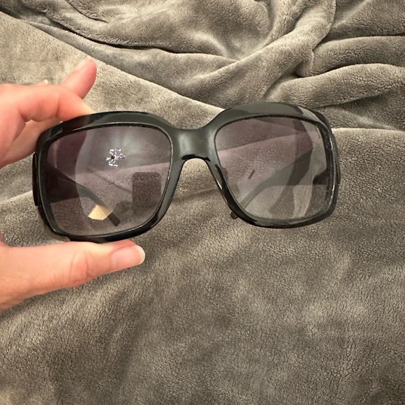 Black Oversized Sunglasses - Picture 1 of 2
